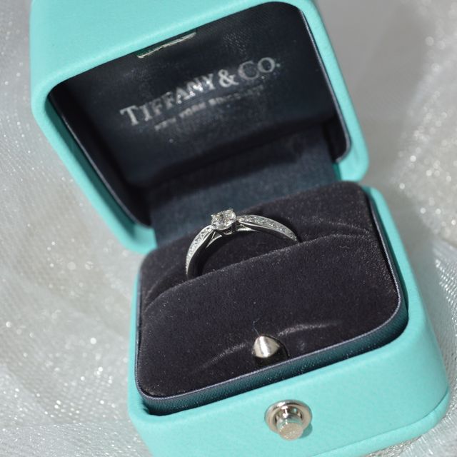 【ティファニー(Tiffany & Co.)の口コミ】 ティファニーに憧れ、婚約指輪を見に行きました。
いくつか見た中で、店員…