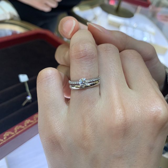 【カルティエ(Cartier)の口コミ】 男女ともに全く同じデザインの結婚指輪を選ぶことができます。なかなか全…