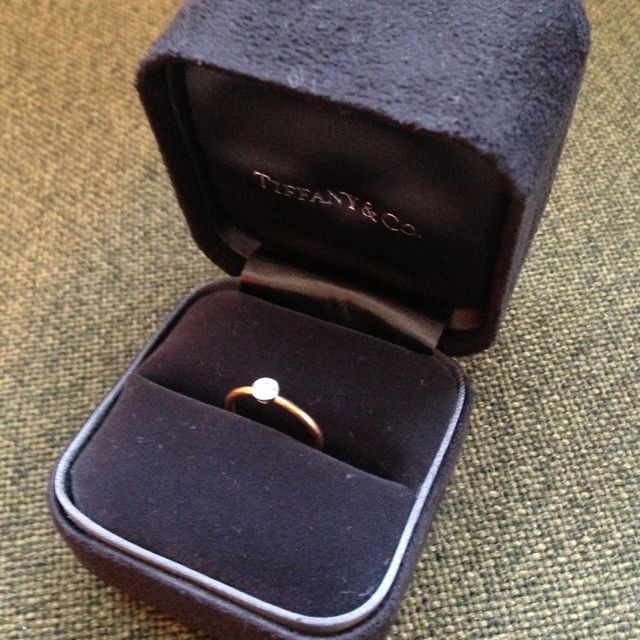 【ティファニー(Tiffany & Co.)の口コミ】 手が小さく、指が短い私。スタンダードな婚約指輪だと、明らかにバランス…