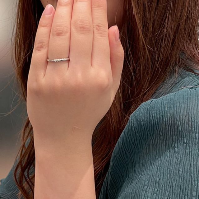 【ティファニー(Tiffany & Co.)の口コミ】 ウェディング バンドリング（プラチナ ダイヤモンド3石 幅2mm）です。ダイ…