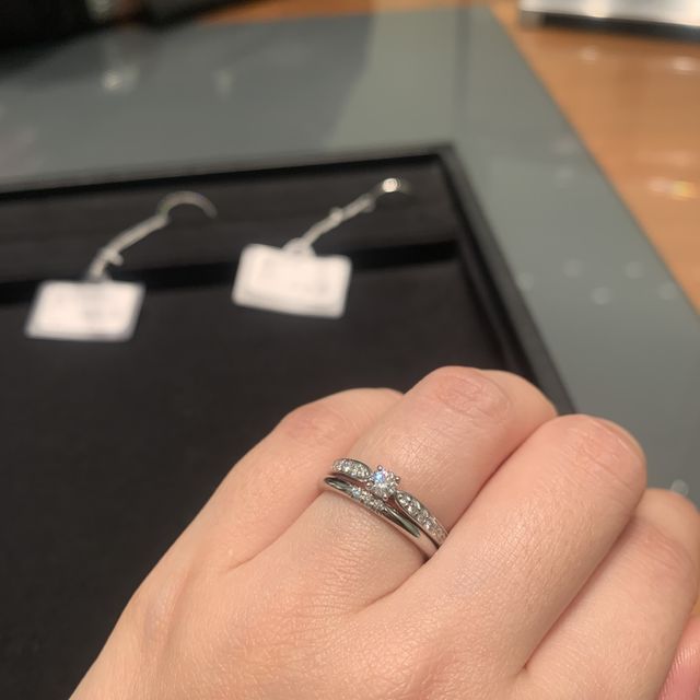 【ティファニー(Tiffany & Co.)の口コミ】 ウェディング バンドリング（プラチナ ダイヤモンド3石 幅2mm）です。ダイ…