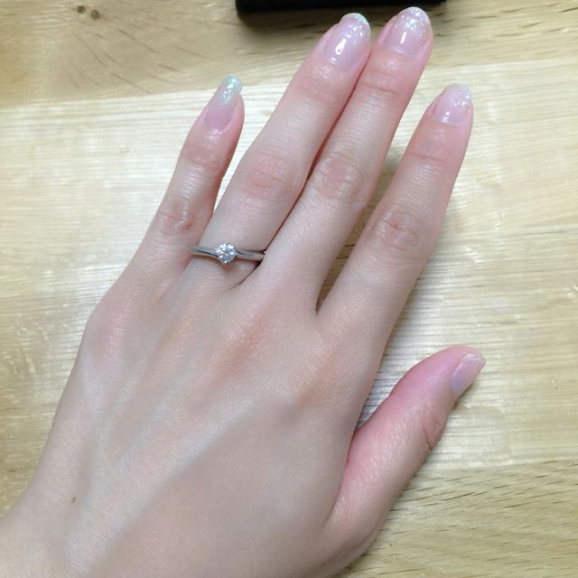 【エクセルコダイヤモンド(EXELCO DIAMOND)の口コミ】 この指輪は結婚指輪とあわせてつけたときにおしゃれだったので、決めまし…