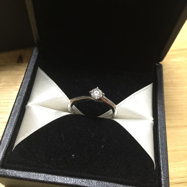 【エクセルコダイヤモンド(EXELCO DIAMOND)の口コミ】 この指輪は結婚指輪とあわせてつけたときにおしゃれだったので、決めまし…