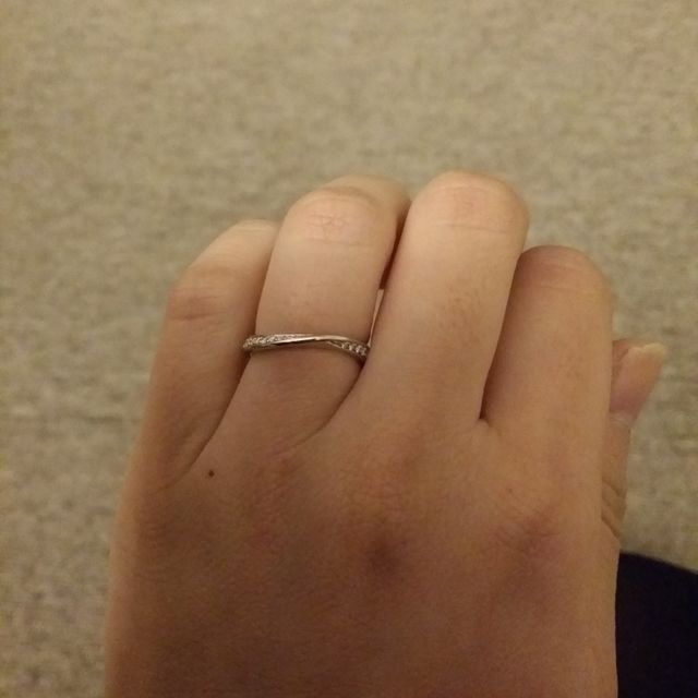 【4℃ BRIDAL(ヨンドシーブライダル)の口コミ】 通常の楕円型には全く魅力を感じず、曲線を描いたような形のリングが理想…