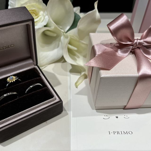 【アイプリモ(I-PRIMO)の口コミ】 婚約指輪を重ね付けしたかった為、真ん中には少し窪みがあり左右からダイ…