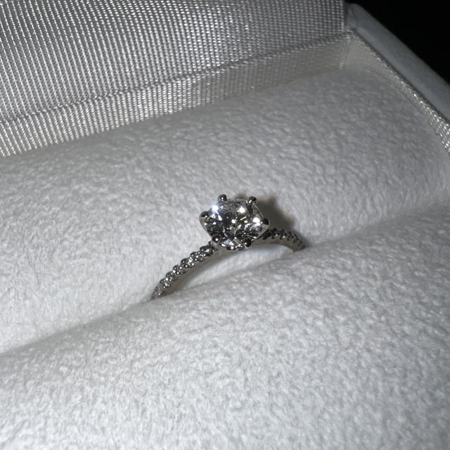 【Galopine & Galopin(ガロピーネガロパン)の口コミ】 彼女は指輪のこだわりが幅細い（3mm以下）、シンプルなデザイン、ダイヤが…