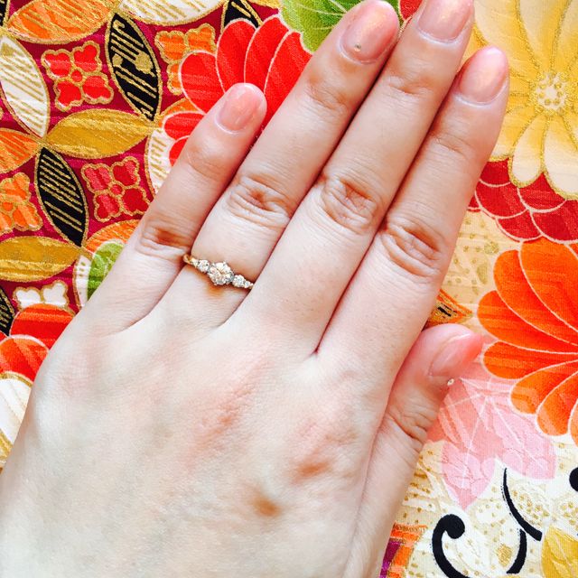 【COCKTAIL(カクテル)の口コミ】 デザインも華やかで、指につけた時のダイヤの存在感がとてもあります。
ゴ…