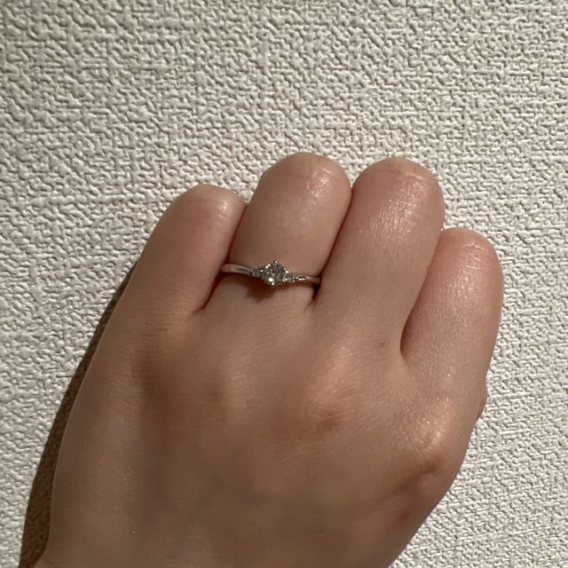 【銀座ダイヤモンドシライシの口コミ】 ジャスミンのお花が大好きな私に彼が選んだくれた指輪です！センターダイ…