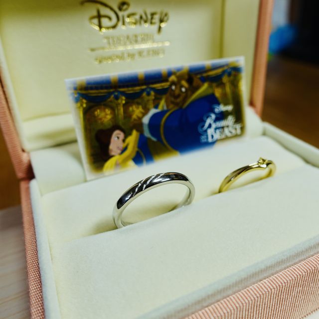 【ケイウノ ブライダル(K.UNO BRIDAL)の口コミ】 美女と野獣の既製品のリングにしました。
妻の指が細いので、リングがあま…