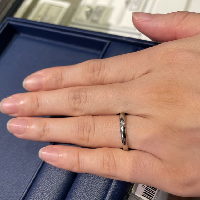 【銀座ダイヤモンドシライシの口コミ】 私たちはダイヤ1粒のシンプルな指輪と決めていましたが、ウェーブやデザイ…