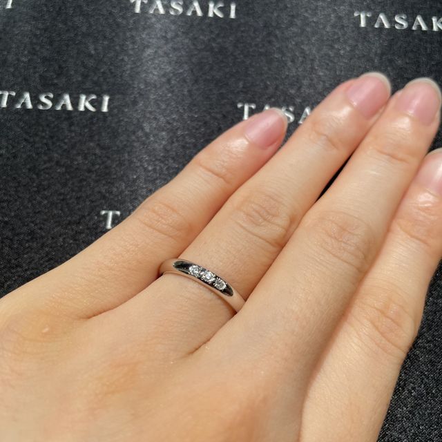 【TASAKI(タサキ)の口コミ】 三連のダイヤがとてもかわいい指輪です。一粒一粒はそこまで大きくないで…