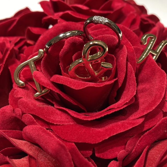 【ラザール ダイヤモンド(LAZARE DIAMOND)の口コミ】 三方向からダイヤが見えるデザインに一目惚れしました！
シンプルだけれど…