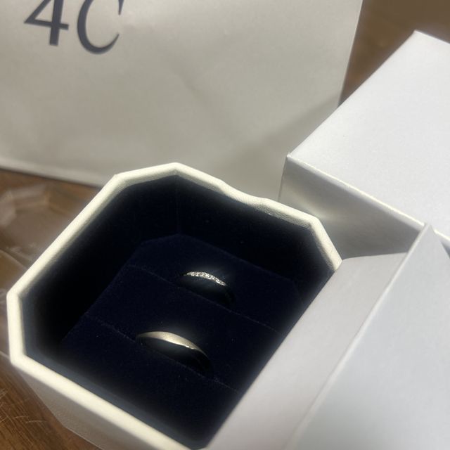 【4℃ BRIDAL(ヨンドシーブライダル)の口コミ】 女性用も男性用もデザインを気に入り決めました。
シンプルですがダイヤの…
