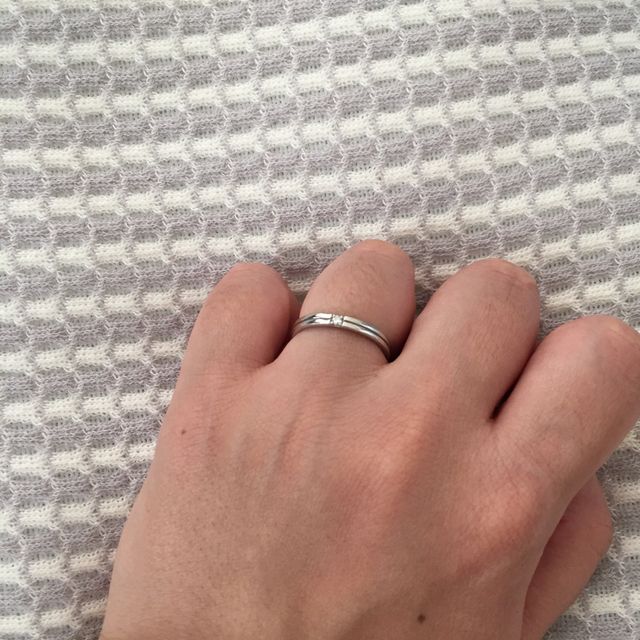【4℃ BRIDAL(ヨンドシーブライダル)の口コミ】 指輪を着ける習慣がなく、夫婦共にこだわりもなかったので、シンプルかつ…