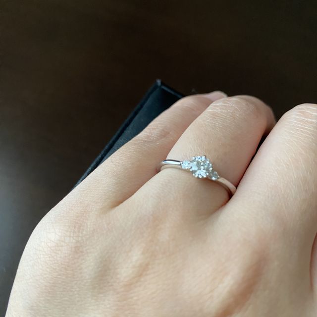 【エクセルコダイヤモンド(EXELCO DIAMOND)の口コミ】 実際に指にした時になるべく輝きが増して見えるよう、メインのダイヤモン…