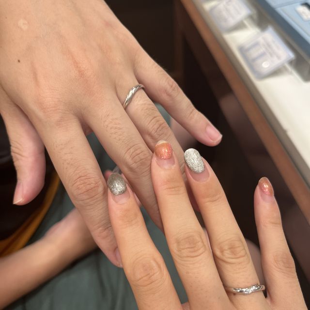 【ミルフローラ(Milluflora)の口コミ】 結婚指輪は、生涯ずっと付けているものなので、手に馴染む、飽きのこない…