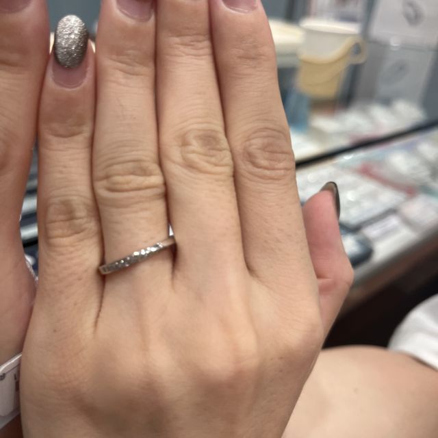 【ミルフローラ(Milluflora)の口コミ】 結婚指輪は、生涯ずっと付けているものなので、手に馴染む、飽きのこない…