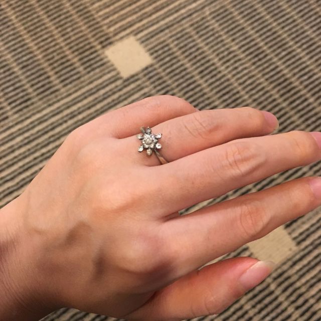 【EIKA(エイカ)の口コミ】 ダイヤがまるで雪の結晶のような形で散りばめられていて可愛らしく、華や…