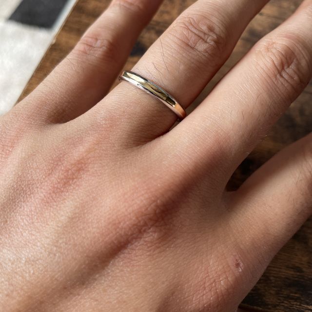 【BIJOUPIKO(ビジュピコ)の口コミ】 デザインに惹かれて購入しました。
シンプルですが指輪表面に窪みがあり、…