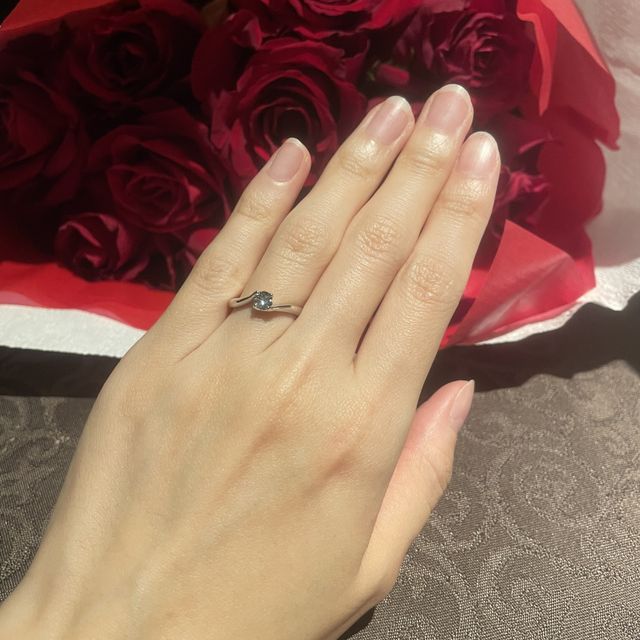 【ラザール ダイヤモンド(LAZARE DIAMOND)の口コミ】 ダイヤが1粒のみのものを探していました。私の選んだベイブリーズはシンプ…