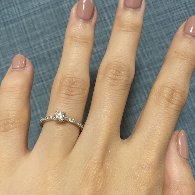 【カルティエ(Cartier)の口コミ】 結婚指輪を真ん中でくぼんでいるリボンのようなデザインにしたので、真ん…