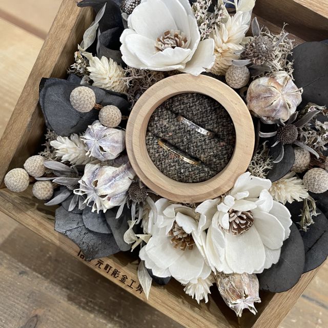 【鎌倉彫金工房の口コミ】 私は、プラチナ鎚目のクリア
彼は、イエローゴールド槌目
重ねる用にシル…