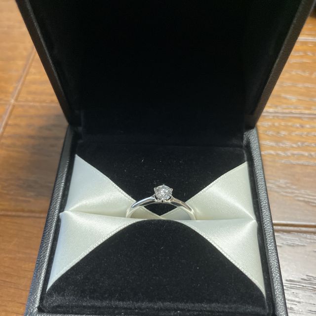 【エクセルコダイヤモンド(EXELCO DIAMOND)の口コミ】 婚約指輪ですが彼女と一緒に選び、デザインは彼女が気に入ったシンプルな…