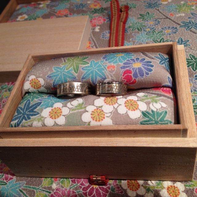 【杢目金屋(もくめがねや)の口コミ】 結婚情報誌の中で和な異彩を放つ彫り方
一本の素材から二つの指輪を作れる…