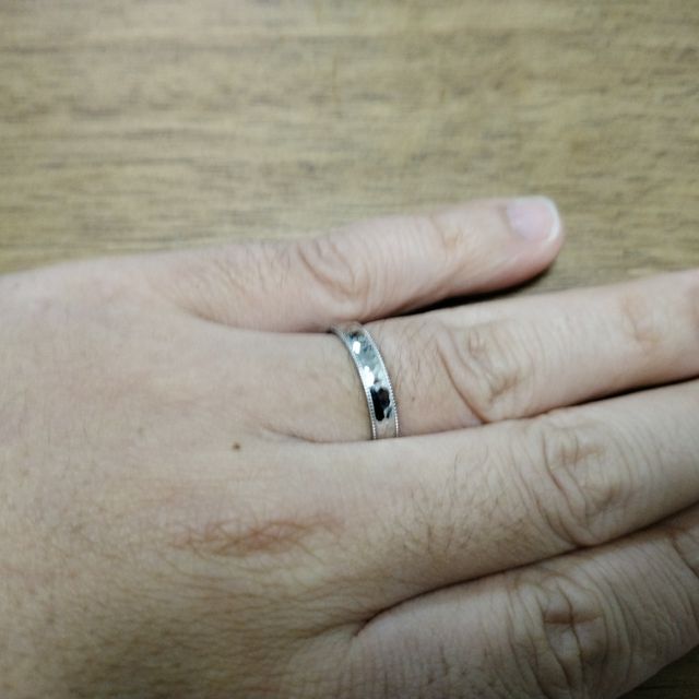 【TANZO.(鍛造指輪)の口コミ】 【指輪のデザインについて】
ミル打ちや槌目などデザインの自由度が高く、…