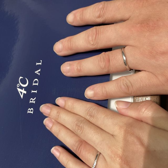 【4℃ BRIDAL(ヨンドシーブライダル)の口コミ】 ゆるやかなVラインで指がきれいに見えるのと、ダイヤの並びもきれいで上品…