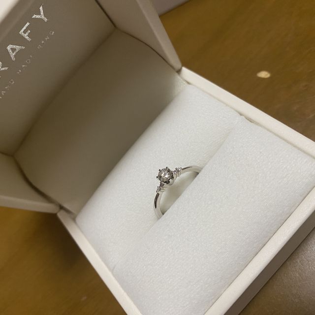 【CRAFY(クラフィ)の口コミ】 指輪の素材は、劣化がしにくいプラチナを選びました。
ダイヤの大きさは、…