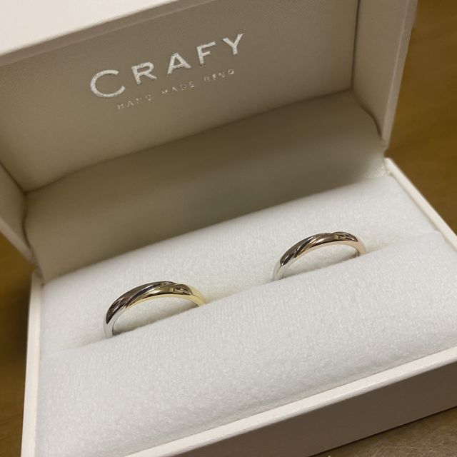 【CRAFY(クラフィ)の口コミ】 指輪の素材は、劣化がしにくいプラチナを選びました。
ダイヤの大きさは、…
