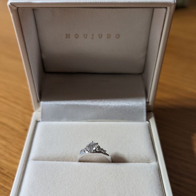 【宝寿堂(ほうじゅどう)の口コミ】 ティアラのモチーフであったこと。シンプルなエンゲージリングと派手めな…