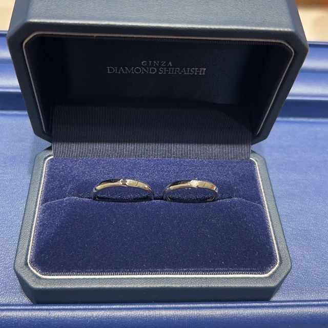 【銀座ダイヤモンドシライシの口コミ】 シンプルで普段使いしやすい点が気に入りました。
旦那さんの指輪にはブラ…