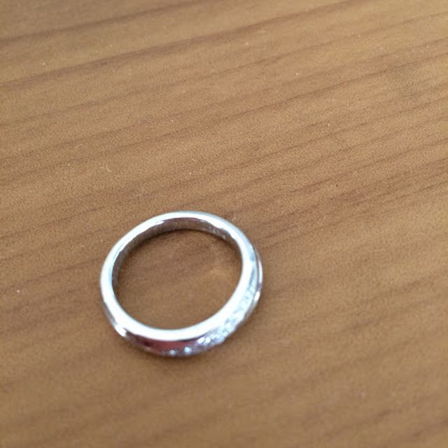 【銀座ダイヤモンドシライシの口コミ】 斜めになっているデザインで、指にフィットするものを選びました。
ダイヤ…