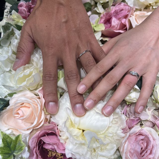 【アイプリモ(I-PRIMO)の口コミ】 指輪のラインがストレートかV字が悩んでおりましたが、せっかくなら婚約指…