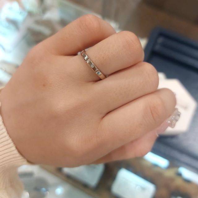 【Honey Bride(ハニーブライド)の口コミ】 他ではなかなか見ないデザインで最後まで候補に残っていました。色もシャ…