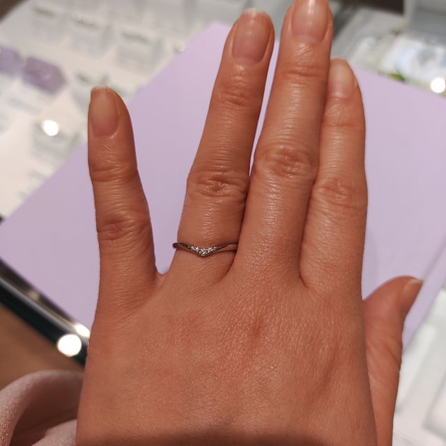【STAR JEWELRY(スタージュエリー)の口コミ】 指輪のデザインとしては、あまり太くなくて直線のデザインよりは曲線で女…