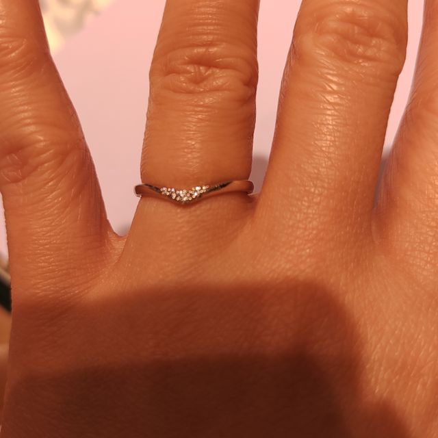【STAR JEWELRY(スタージュエリー)の口コミ】 指輪のデザインとしては、あまり太くなくて直線のデザインよりは曲線で女…