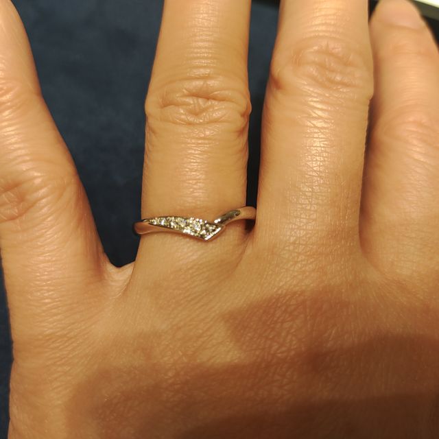 【4℃ BRIDAL(ヨンドシーブライダル)の口コミ】 指輪のデザインとしては、あまり太くなくて直線のデザインよりは曲線で女…