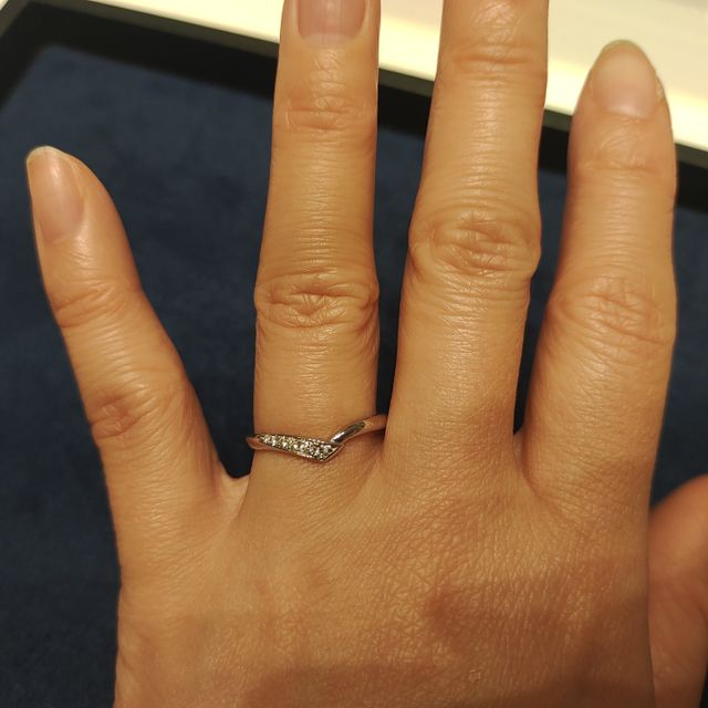 【4℃ BRIDAL(ヨンドシーブライダル)の口コミ】 指輪のデザインとしては、あまり太くなくて直線のデザインよりは曲線で女…