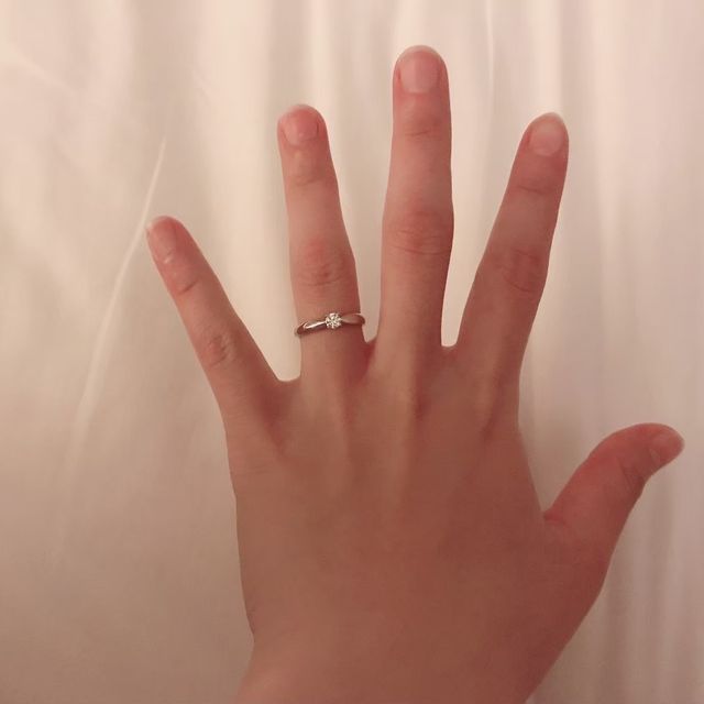 【ティファニー(Tiffany & Co.)の口コミ】 シンプルな物が良かったので、見た時にこれと決めた。
ダイヤがあまり大き…