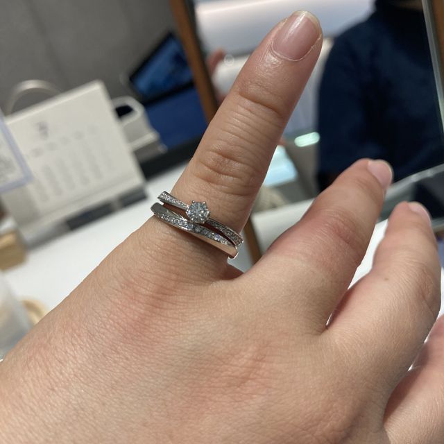 【4℃ BRIDAL(ヨンドシーブライダル)の口コミ】 指輪は色々見るのは大変だったのでセットリングと決めていました。セット…