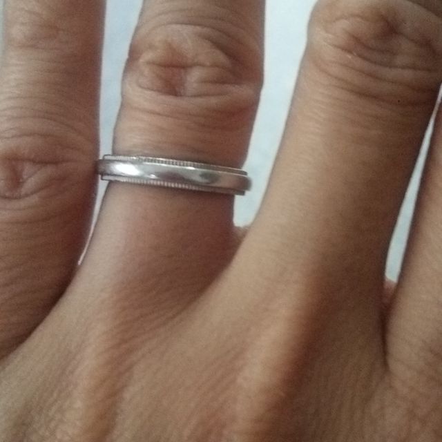 【ティファニー(Tiffany & Co.)の口コミ】 毎日つけるものなのでシンプルでおしゃれなものを探していました。お店の…