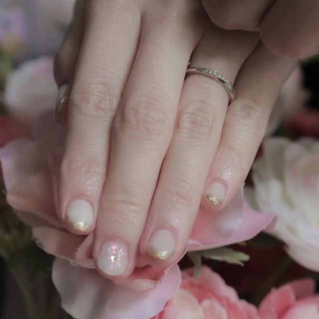 【4℃ BRIDAL(ヨンドシーブライダル)の口コミ】 派手すぎない控えめな指輪を探していました。この指輪は、身につけやすい…