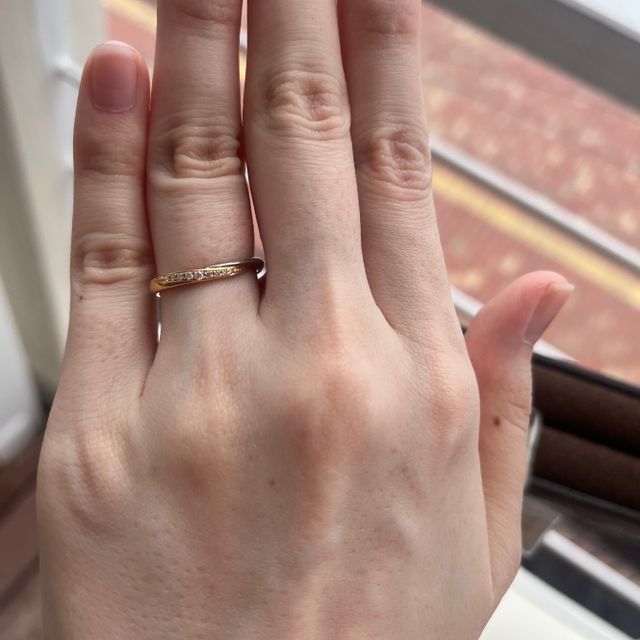 【AMOUR AMULET(アムール・アミュレット)の口コミ】 2色で自分自身の好きな色を選べる点。あとはダイヤが埋め込まれており、細…