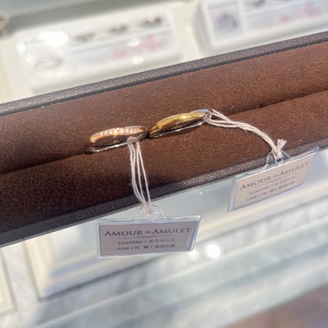 【AMOUR AMULET(アムール・アミュレット)の口コミ】 2色で自分自身の好きな色を選べる点。あとはダイヤが埋め込まれており、細…