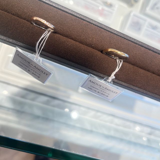 【AMOUR AMULET(アムール・アミュレット)の口コミ】 2色で自分自身の好きな色を選べる点。あとはダイヤが埋め込まれており、細…