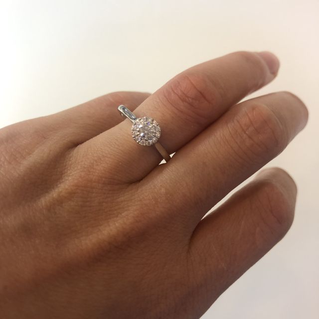 【ラザール ダイヤモンド(LAZARE DIAMOND)の口コミ】 とにかくダイヤが美しい指輪がいいと探していました。
店頭では詳しく丁寧…