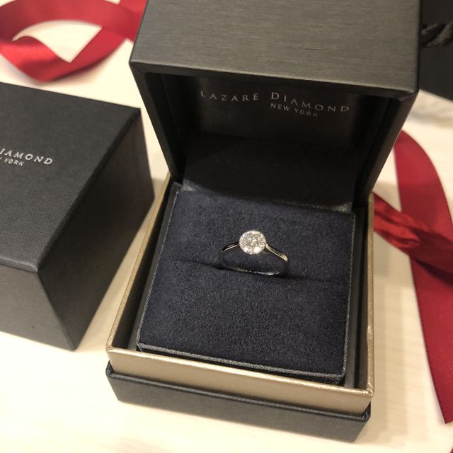 【ラザール ダイヤモンド(LAZARE DIAMOND)の口コミ】 とにかくダイヤが美しい指輪がいいと探していました。
店頭では詳しく丁寧…